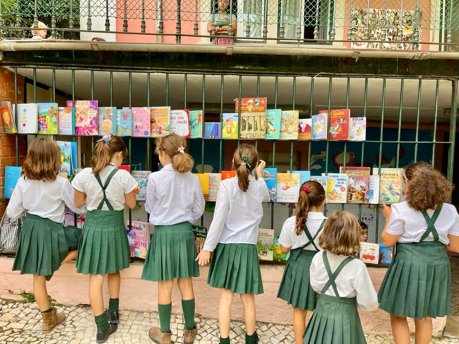 Alunas d'O Lar da Criança a escolher livros na feira do livro
