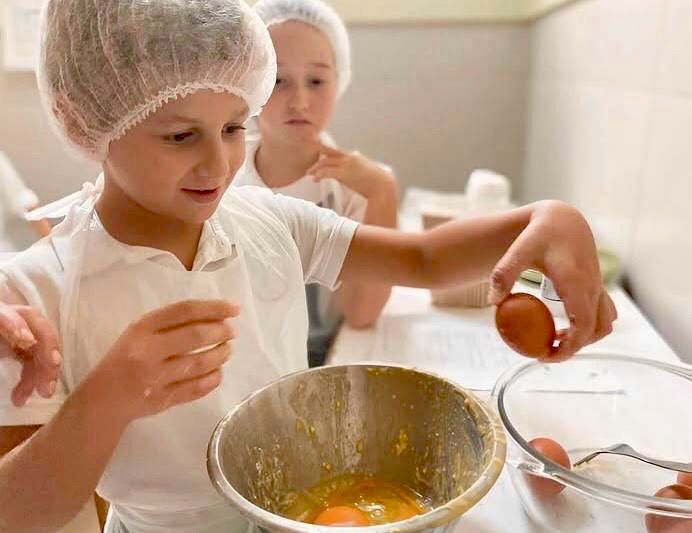 Crianças d'O Lar da Criança a cozinhar na sala de culinária