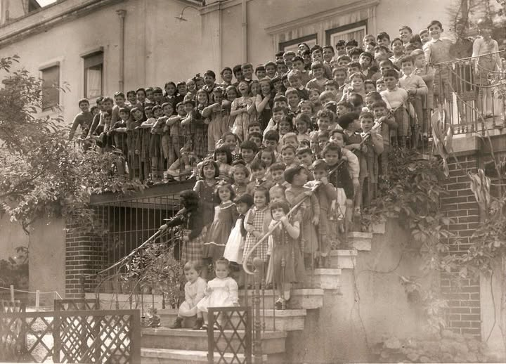Antigos alunos d'O Lar da Criança numa fotografia de grupo dos primeiros anos do externato