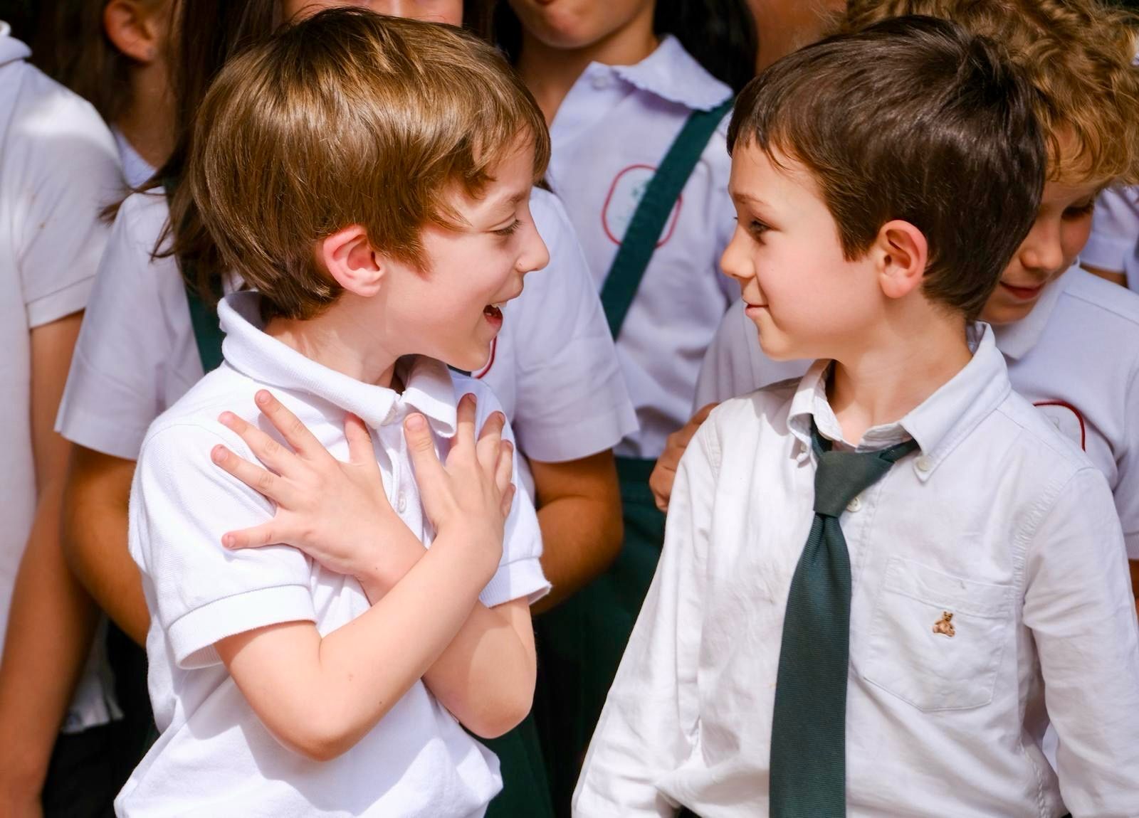 Dois alunos d'O Lar da Criança a sorrir e a interagir um com o outro